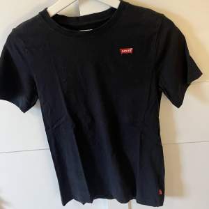 Säljer denna jättesnygga levi’s t-shirten!❤️‍🔥Passar perfekt till jeans och kan ha både på sommaren och när det är kallare😍Storlek 164!🫶🏻