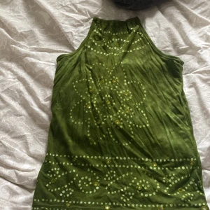 Unik topp! - Säljer denna jättefina topp som jag har köpt secondhand! Den är aldirg andcänd och snöret som ligger brevid är tillhörande då den har funktionen knyt i nacken! Skriv om du har några frågor 💕💕💕💕💕💕