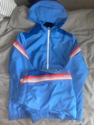 Lacoste Tracksuit  - Hej säljer en Lacoste tracksuit i storlek s. Den är i nyskick eftersom det blev fel storlek. Priset är inte hugget i sten