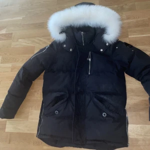 Moose knuckles - Säljer nu min mooseknuckles jacka. Sjukt varm och bra kvalitet. Har inget kvitto på den men vet heller inte om den är real eller inte. Skriv om ni har funderingar 