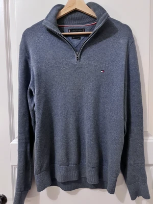 Tommy hilfigher half zip - En Tommy hilfigher half zip tröja I top skick storlek small hör av dig om du har frågor.