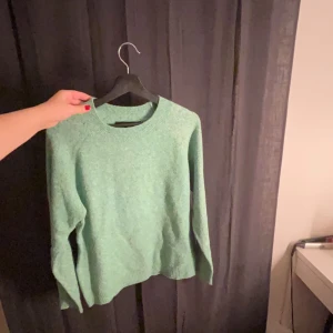 grön fin stickad tröja  - Väldigt mjuk , färgen är rättvis på sista bilden, använd väldigt få gånger. Köptes för 250