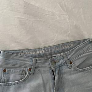 Snygga ljusblåa Low waist straight jeans från Bikbok, de är väl använda men det finns inget tecken på det. Tror inte de finns att köpa längre. Säljer då de inte längre sitter som jag vill men passformen är fin💓Priset kan diskuteras🌟💓