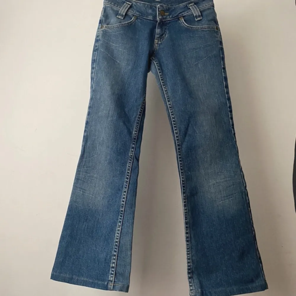 Säljer mina jättefina Low waist bootcut jeans från märket Lee, då de tyvärr inte passa mig. Hör av er vid frågor och pris kan diskuteras!!💗. Jeans & Byxor.