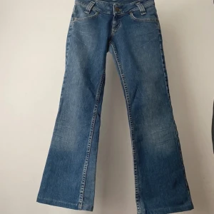 Lowwaist Lee jeans - Säljer mina jättefina Low waist bootcut jeans från märket Lee, då de tyvärr inte passa mig. Hör av er vid frågor och pris kan diskuteras!!💗