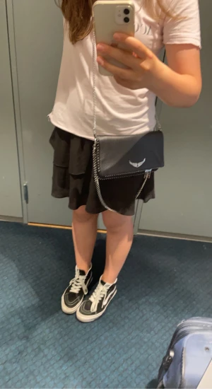 Svart volangkjol - Säljer min svarta volangkjol då den inte kommer till användning ❤️ från Chelsea, köpt vintern 2021 men fortfarande nyskick