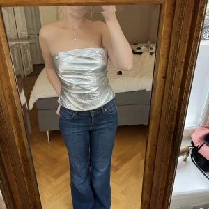Silvrig topp - Säljer denna super snygga silvriga toppen som sitter perfekt på en  S/M🥰