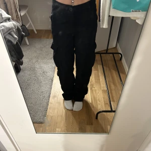 Cargobyxor - Straight multicargo. Fint skick, endast använda fåtal gånger🩷Tror ej att de finns kvar.