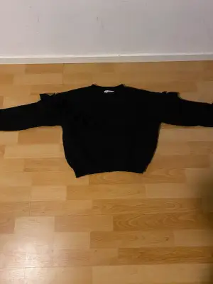 Jag säljer denna väldigt fina svarta stickade tröjan. Som har volanger på sidan av tröjan. Köparen står för frakten. 