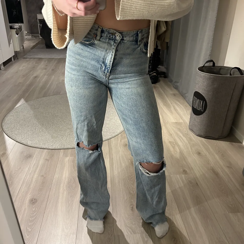 Snygga långa jeans från Zara, storlek 36, men passar även 38!. Jeans & Byxor.