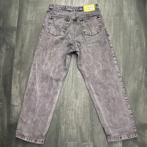 Polar Skate Co - Denim 93 - Säljer dessa sparsamt använda och snygga Polar jeansen, i storlek 30/32.  Pris kan diskuteras!