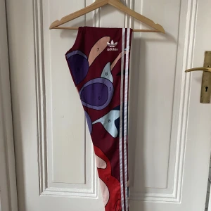 Limited Rita Ora x Adidas tights - Limited edition träningstights den Rita Ora x Adidas kollektion! Använda en gång så verkligen i nyskick!!! 