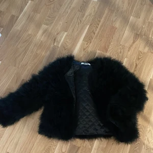 Struts jacka - Svart i storlek Xs/S skulle även kunna passa en M. Knappt använd.