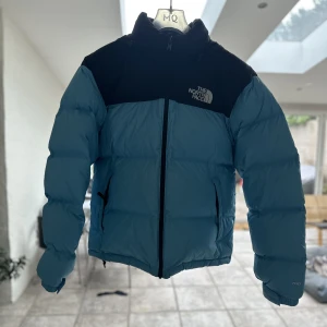 North Face jacka  - North Face plugget jacka i storlek L men passar även M. Köptes förra vintern men endast använd ett par gånger. Pris kan diskuteras! 