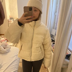 Gräddvit vinterjacka  - Säljer min gräddvita vinterjacka som användes en vinter. Den har inga skador och är i jättebra skick!🤩