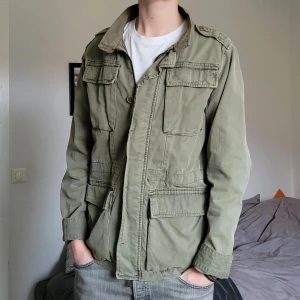 Fieldjacka - Riktigt fet grön fieldjacka! Storlek L, jag är 185! Inga skador