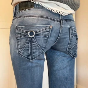 Lågmidjade jeans - Lågmidjade bootcut jeans med coola detlajer på fickorna💋