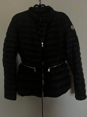 Moncler jacka dam - Moncler jacka dam, strorlek 1 motsvara S men passar M. Perfekt nu till hösten! Nypris 9000, mitt pris 4000!