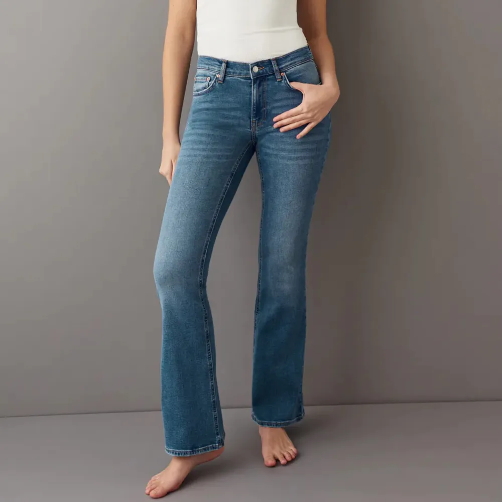 Säljer dessa Low waist bootcut jeans från Gina i modellen Tall. Innerbenslängden är 86cm. Endast använda en gång💘💘 Köpt för 499kr men säljer för 300kr (pris kan diskuteras) !!. Jeans & Byxor.