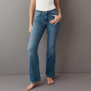 Säljer dessa Low waist bootcut jeans från Gina i modellen Tall. Innerbenslängden är 86cm. Endast använda en gång💘💘 Köpt för 499kr men säljer för 300kr (pris kan diskuteras) !!