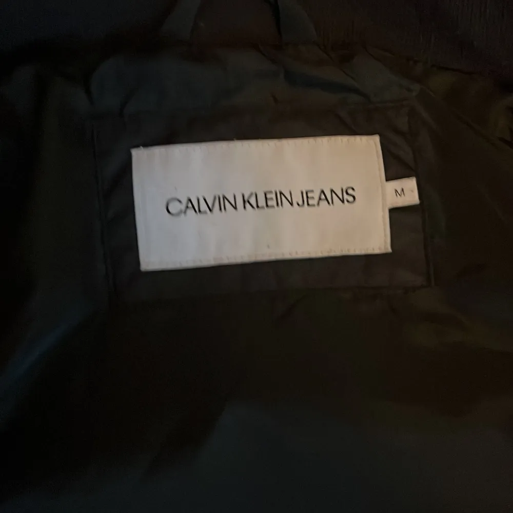 Tja! Säljer nu min Calvin Klein jacka som har används en vinter. Ser i princip ny ut och inga skador på den.. Jackor.