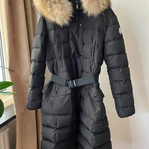 Ny moncler vinterjacka för dam. Storlek 38. Mer bilder går att få. Öppen för bud 🌸 kolla gärna mina andra annonser