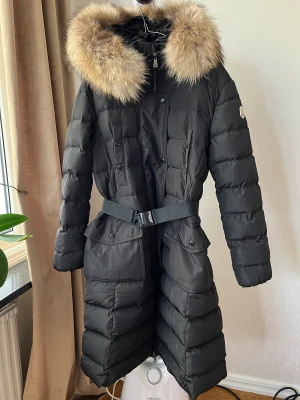 Moncler vinterjacka - Ny moncler vinterjacka för dam. Storlek 38. Mer bilder går att få. Öppen för bud 🌸 kolla gärna mina andra annonser