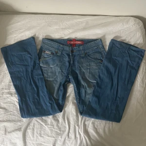 Lågmidjade jeans - Supersnygga lågmidjade bootcut jeans. Bara att skriva om du har några frågor eller vill ha fler bilder (kan tyvärr inte skicka bild med dem på)🌸🌟