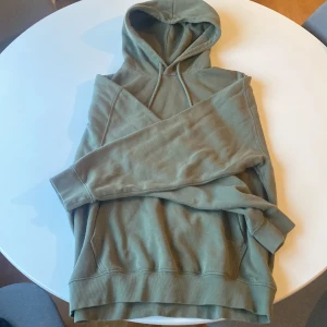 Grön Weekday hoodie - En grön hoodie från weekday. Väldigt bra skick, använd ett par gånger bara. Storlek S men Oversized. Nypris 400kr (Pris kan diskuteras)