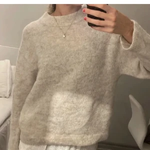 Stickad tröja - Säljer nu min super fina stickade tröja i alpacka ull från hm!  Nypris 549kr, den är slutsåld sendan länge tillbaka och jag köpte min i oktober förra året, men sparsamt använd:) Skriv för egna bilder (den första är inte min) Budgivning exkl frakt!