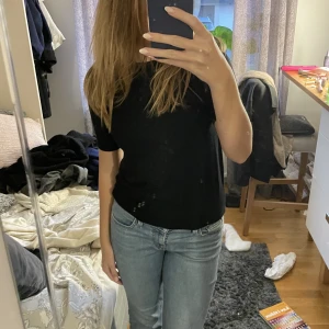 Stickad tshirt - Säljer denna finns stickade svarta tshirt från zara, endast använd 2 gånger!💕 200kr, pris kan diskuteras