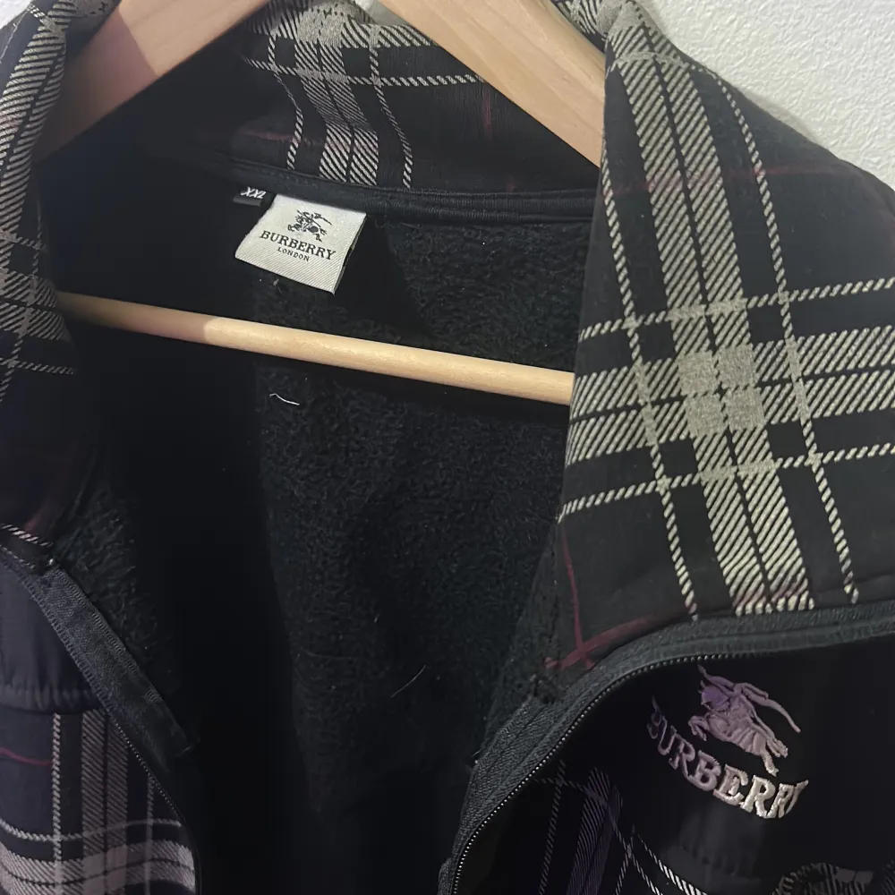 Burberry Cardigan/ jacka, perfekt nu för hösten, då den är bekväm och matchar höstens färger . Jackor.