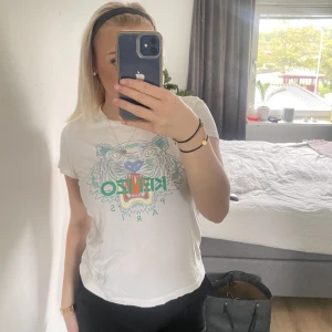 Kenzo T-shirt - Hej! Säljer nu min gamla kenzo t-shirt. Den ligger endast och skräpar och kommer aldrig till användning. Storlek s, priset är inte hugget i sten! 🤗 