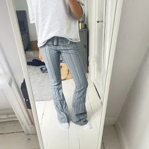 Lågmidjade jeans  - Sååå coola Lågmidjade jeans ifrån jaded london. De kommer tyvärr inte till användning. Köpta för ca 800kr. 