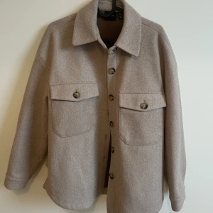 Jacka - Beige tygjacka från Vero Moda i storlek S. Använd ett fåtal gånger.