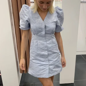 Blå klänning - Blå klänning från Gina som passar perfekt till finare tillfällen 💙💙💙 fråga gärna om fler bilder 