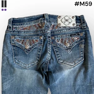 M59 lågmidjade bootcut missme jeans  - MissMe jeans i model Boot 💜 Tag 26W 💜Midja (rakt över) 34cm 💜 Innerben 73cm 💜 Ytterben 98cm 💜 Benöppning 20cm 💜 Sprucken färg på tagen 💜Våra mått blir W=26 och L=28 💜 Men jämför alltid måtten med dina bästa jeans💜M59