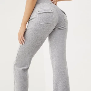 Juicy couture  - ”Del ray pocket pant” sparsamt använd, liten enstaka fläck på benet, syns knappt. Ord pris 1099kr. Defekter finns, kom privat för att få information och bilder kring dessa!