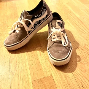 Knappt använda Vans - Endast använd ett fåtal ggr, jättefint skick! Kommer tyvärr inte till användning. Strl 36!💕