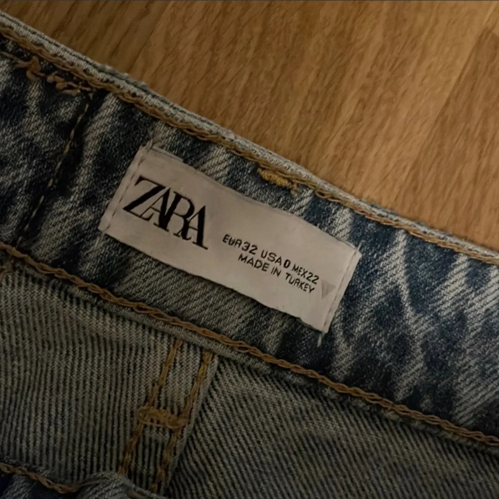 jeans från zara, i storlek 32. har växt ut dessa så kan inte använda dem mer, men dem är i bra skick. 🌸. Jeans & Byxor.