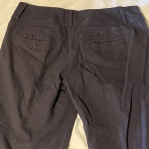 Noa Noa byxor - nice noa noa byxor med coolt blommtryck på insidan. jätteskönt material och passar perfekt. bra för alla säsonger och fråga om mått om ni vill ha! har katt i hemmet