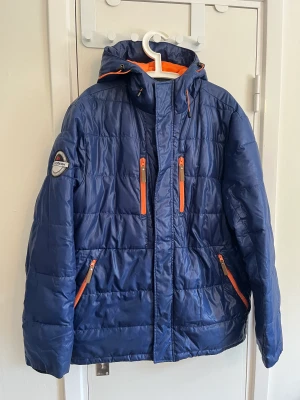 Vinterjacka  - Vinterjacka använd en vinter så lite slitage finns men inget som stör eller förstör kvaliteten. 