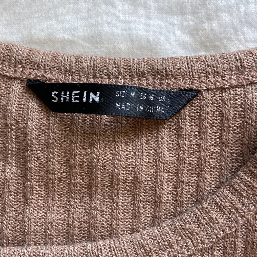 Jag säljer detta bruna linnet från Shein pågrund utav att den är för liten för mig. Storleken är xs. . Toppar.