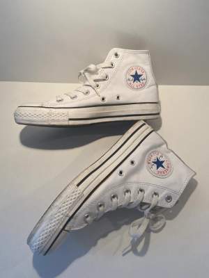 Läder Converse i fint skick, storlek 37,5, 24,5cm, passar mer som 38. 