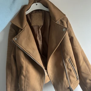 Brun mocka jacka - Skitsnygg brun jacka i mocka. Älskar denna men kommer ej till användning 💕
