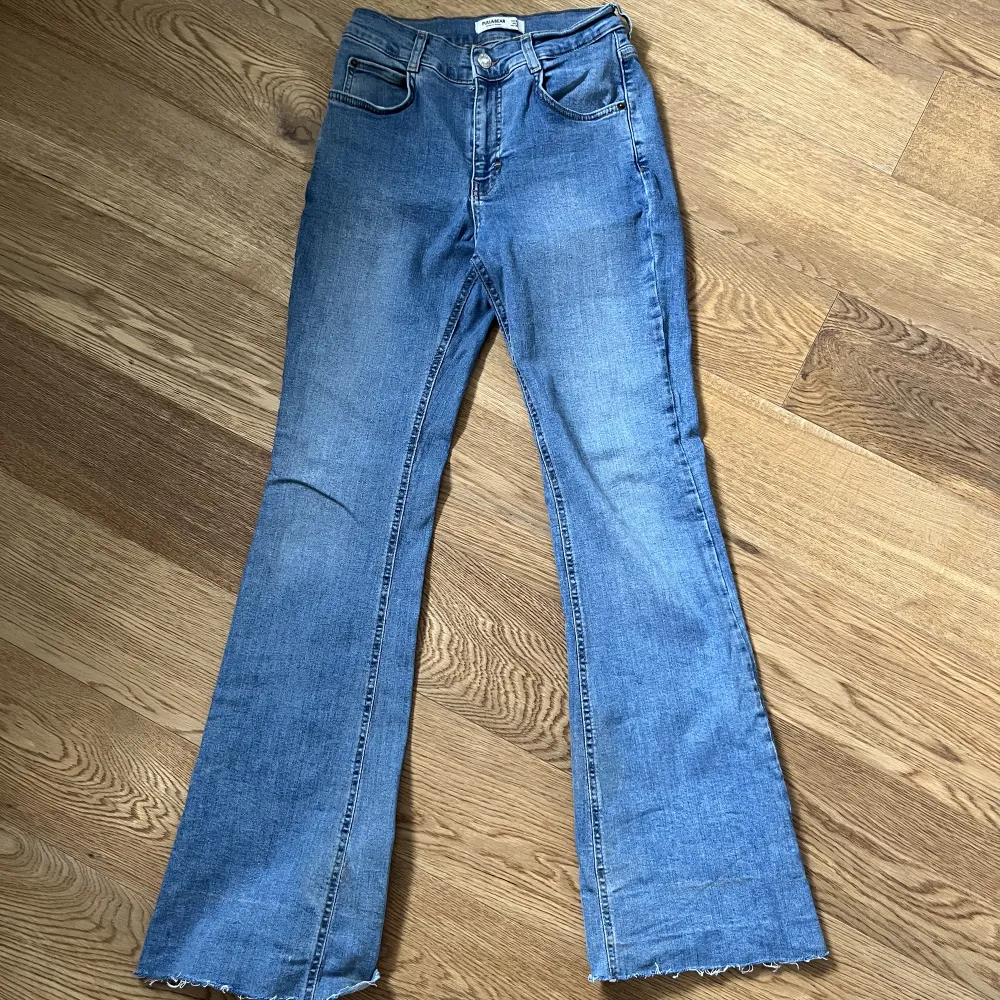 Utsvängda jeans som är midwaist De har jätte strechigt material och passar mig din har 34 i jeans även fast det står att de är i 38. Jeans & Byxor.