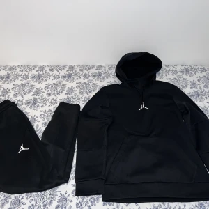 Jordan tracksuit - Säljer en väldigt fin jordan tracksuit i storlek Xs och S byxorna är S och kofta Xs den är använd relativt sparsamt när det gäller koftan men byxorna är lite utslittna men inget som syns 
