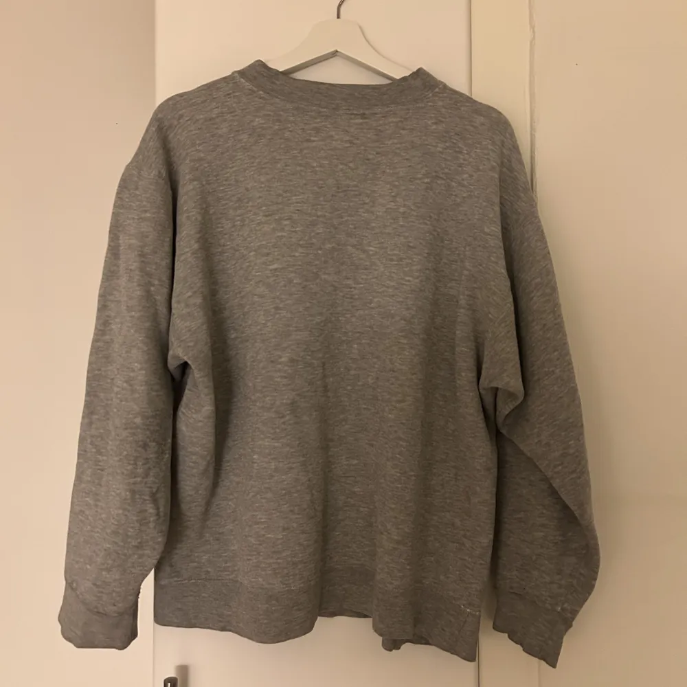 Grå Nike sweatshirt  Bra skick men vintage urtvättad look med boxy fit  Passar S/M. Tröjor & Koftor.