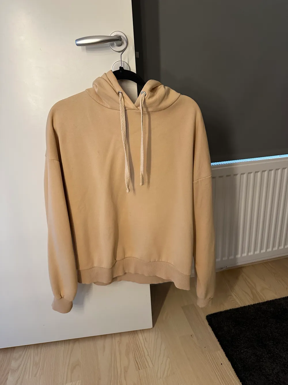 Super fin hoodie från NA-KD i kollektionen AFJ. Hoodien är i fint skick. . Hoodies.