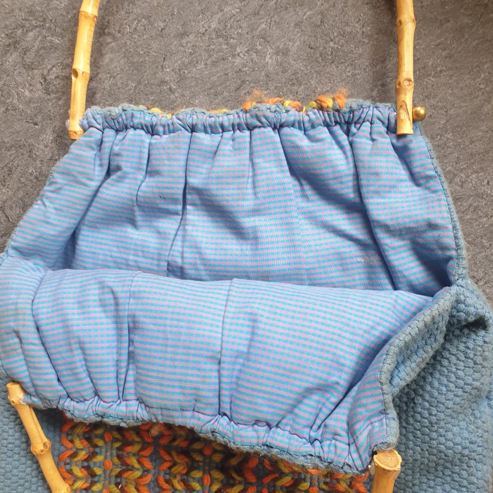 Oldbag got it from my boyfriends mother in slovenia. Its ok conditions its just the handles is glued but otherwise nothing. Very unik!. Väskor.